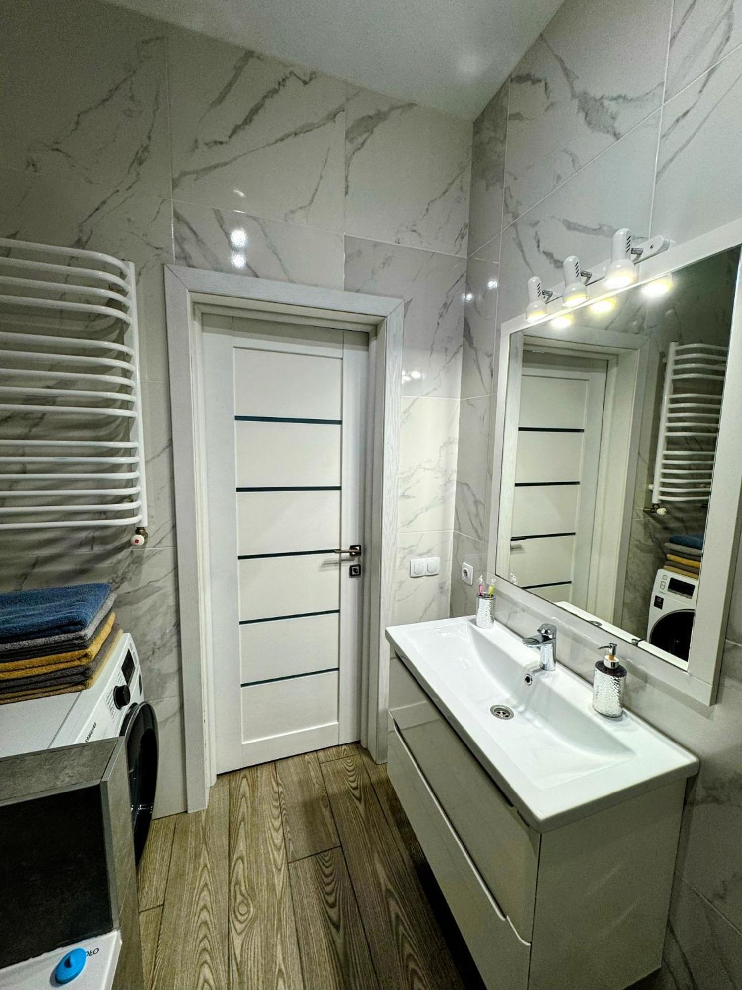 Lux Apartment & Центр,Жк Театральний Rivne Buitenkant foto
